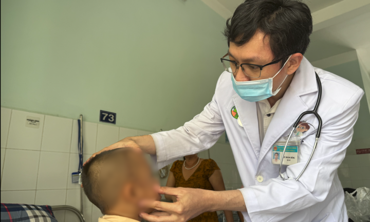 Nghịch ná bắn chim, bé trai bị viên bi sắt găm vào hố sọ