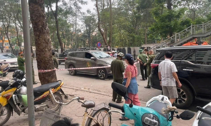 Tài xế ô tô bị hành khách dùng dao tấn công khi đang lái xe ở Hà Nội