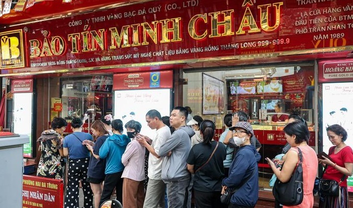 Ông chủ bị khởi tố, cửa hàng Bảo Tín Minh Châu vẫn đông khách chờ mua bán vàng