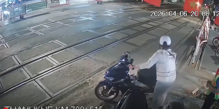 Người phụ nữ vượt rào chắn đánh nhân viên đường sắt, dân mạng nói 'hết cứu'