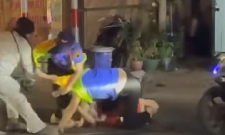 Bị nhắc nhở khi cố vượt rào chắn, người phụ nữ hành hung 2 nhân viên đường sắt