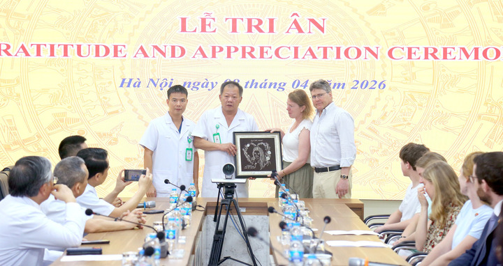 Khoảnh khắc xúc động tại lễ tri ân cô gái Anh 19 tuổi hiến tạng cứu người Việt