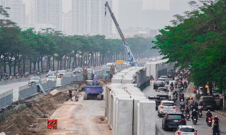 Rào chắn thi công bủa vây, người Hà Nội chật vật trong ùn tắc 