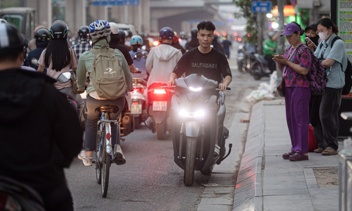 Né ùn tắc do lô cốt trên đường ở Hà Nội, nhiều người leo vỉa hè, đi ngược chiều