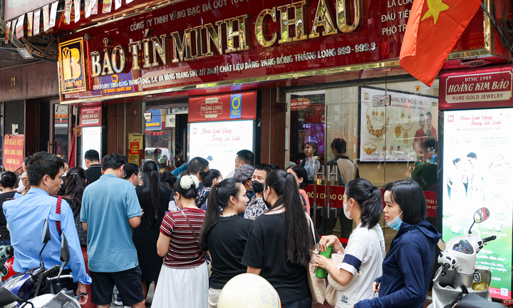 Khách ồ ạt bán vàng, cửa hàng không trả tiền ngay: Bảo Tín Minh Châu nói gì?