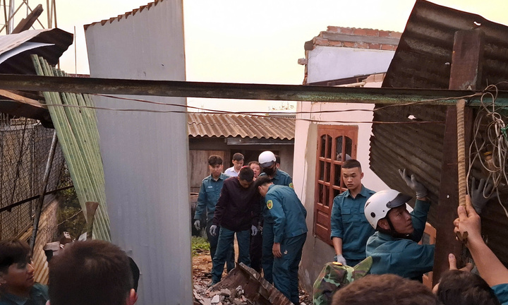 Mưa lớn kèm lốc xoáy, nhà dân bị tốc mái, cây xanh đổ hàng loạt ở Lâm Đồng