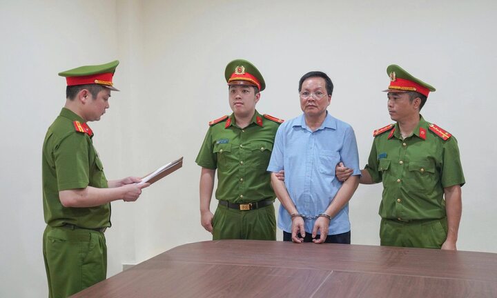 Bắt giam giám đốc, hiệu trưởng 'ăn chặn' tiền trợ cấp người tâm thần, người già