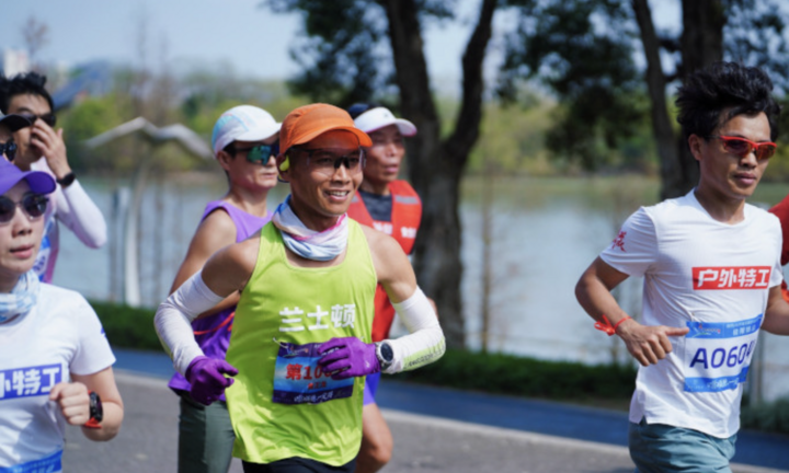 Chạy 100 km mỗi ngày suốt 100 ngày, VĐV Trung Quốc lập kỷ lục khó tin