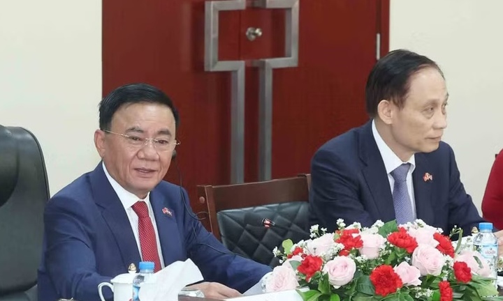 Thường trực Ban Bí thư chứng kiến Lễ trao các văn kiện hợp tác Việt Nam-Lào