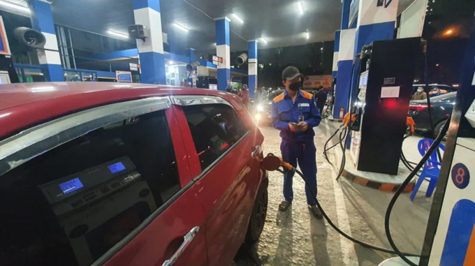 Vì sao Bộ Công Thương hay điều chỉnh giá xăng dầu lúc nửa đêm?