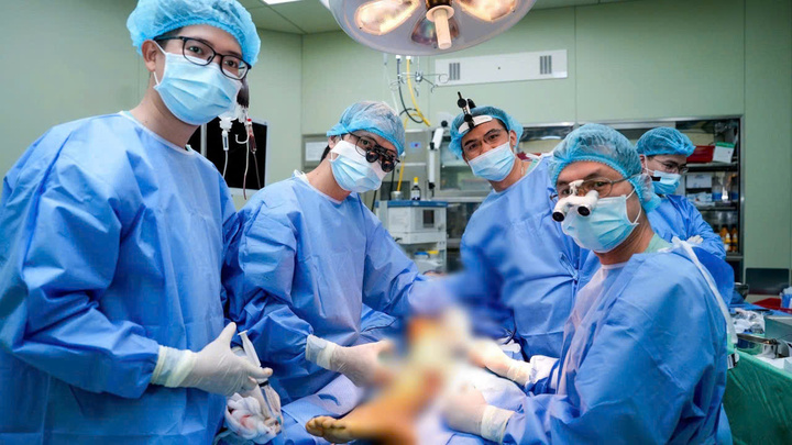 Dùng xương mác chân tái tạo hàm cho bệnh nhi 14 tuổi mắc u ác tính