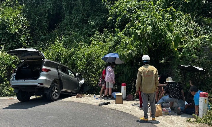 Ô tô lao xuống mương trên đèo Hòn Bà ở Khánh Hoà, 6 người thương vong