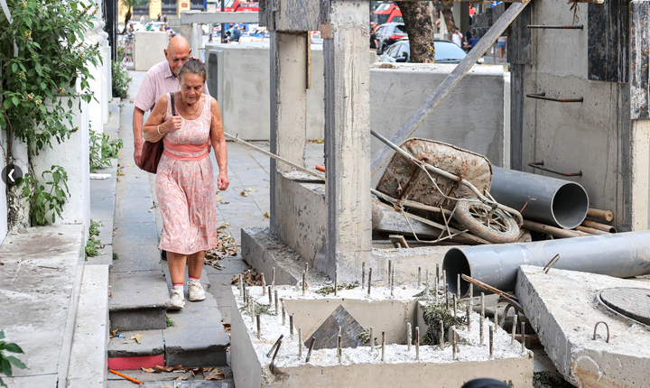 Phố du lịch Hà Nội bị đào xới nham nhở, du khách lắc đầu ngán ngẩm