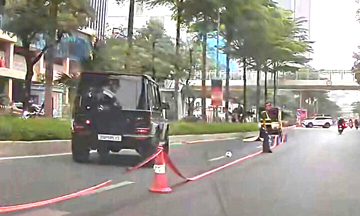 Ô tô Mercedes G63 tông cụ ông đi bộ sang đường tử vong ở Hà Nội