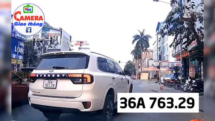 Phẫn nộ tài xế ô tô 36A 763.29 ngang nhiên lấn làn, chèn ép xe khác giữa phố
