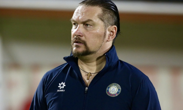 Nổi giận với trọng tài, ném thẻ làm nhiệm vụ, HLV Popov đối mặt án phạt nặng