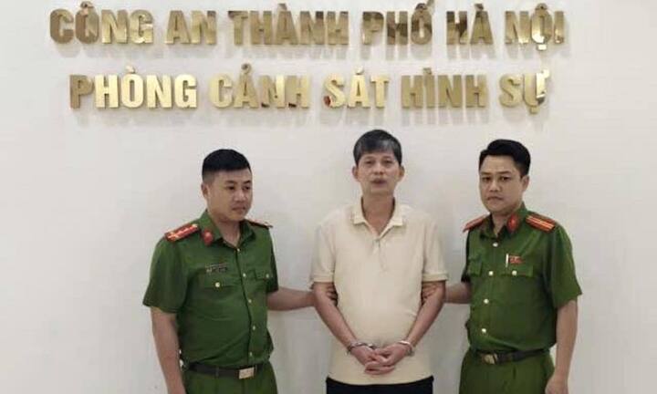 Bắt giam người đàn ông đỗ ô tô chắn barie hầm chung cư ở Hà Nội 