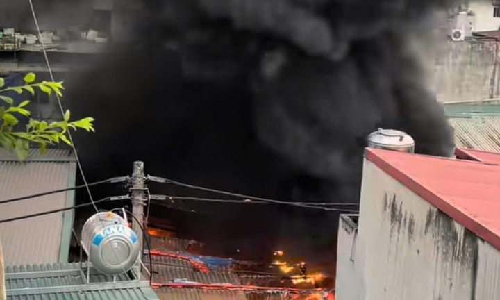 Cháy kho đông lạnh trong ngõ nhỏ Hà Nội, thiêu rụi nhiều xe máy