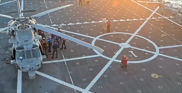 Video: Cận cảnh đưa phi hành đoàn vào khu y tế trên tàu cứu hộ