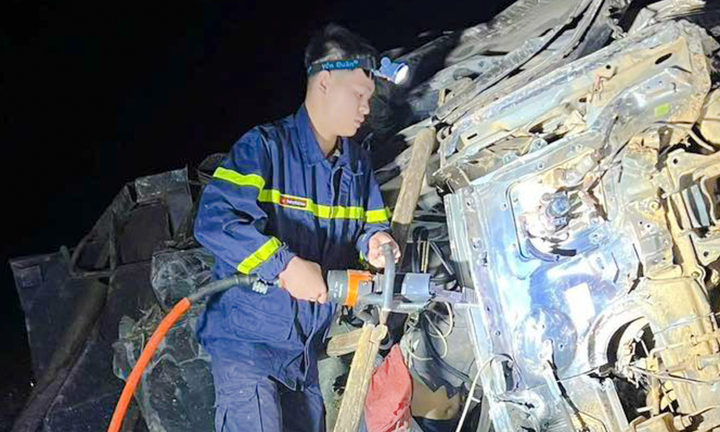 Xe tải lao xuống vực sâu, tài xế mắc kẹt trong cabin suốt 4 tiếng