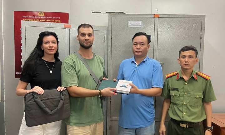 Công an phường ở Đà Nẵng giúp du khách Nga tìm lại tài sản bỏ quên trên taxi