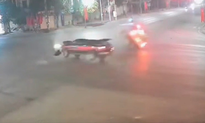 Hiện trường xe cứu thương lật nghiêng sau va chạm với xe bán tải ở Phú Thọ