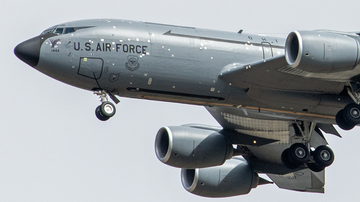 Bí mật loại băng dính vá thân máy bay Boeing KC-135 trở về từ Trung Đông