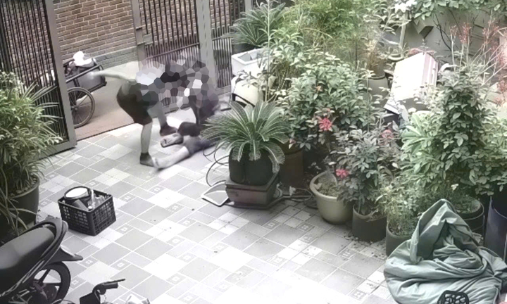 Phẫn nộ clip chồng đánh vợ dã man từ ngoài sân vào trong nhà