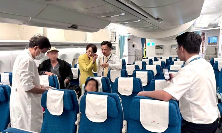 2 bác sĩ nước ngoài cứu khách Việt bất tỉnh trên chuyến bay của Vietnam Airlines