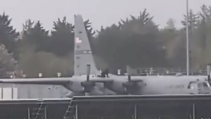 Video cận cảnh kẻ đột nhập phá máy bay hơn 75 triệu USD của quân đội Mỹ 