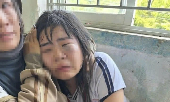 Nữ sinh lớp 7 bị nhóm nam sinh chặn đánh ở cổng trường, phải nhập viện cấp cứu
