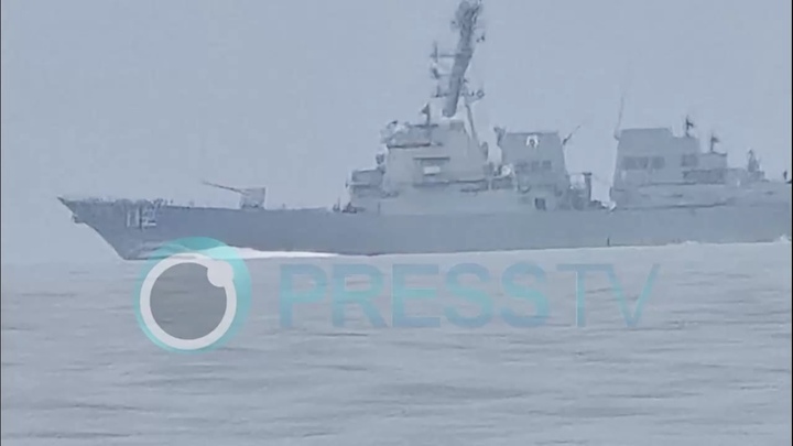 Báo Iran tung video 'tàu Mỹ qua eo biển Hormuz thất bại, suýt bị phá huỷ'