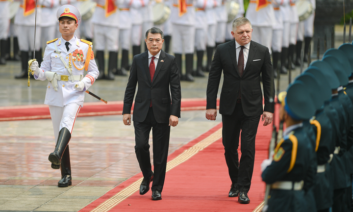 Thủ tướng Lê Minh Hưng chủ trì lễ đón Thủ tướng Slovakia