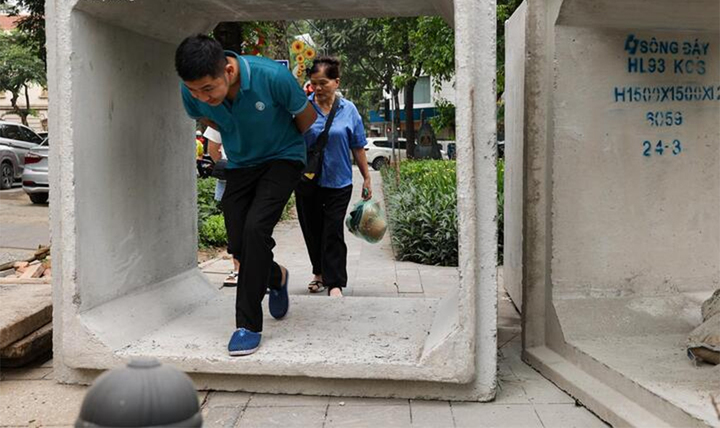 Cải tạo hạ tầng, sao lại để người đi bộ phải chui ống bê tông trên vỉa hè?