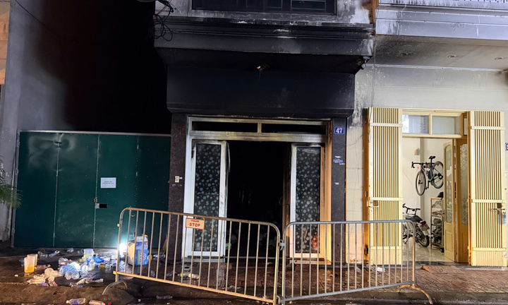 Cháy nhà ở Hà Nội, 5 người mắc kẹt