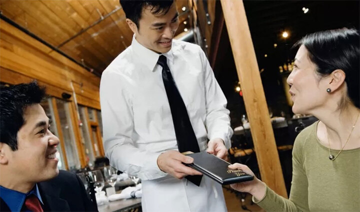 Thích bạn gái chủ động chia hoá đơn dù tôi chẳng thiếu tiền