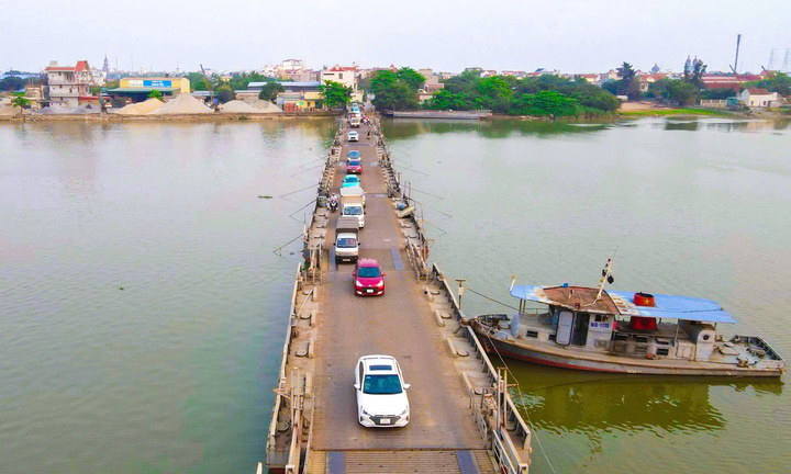 Cầu phao 30 năm tuổi ở Ninh Bình 'oằn mình' gánh tải chờ ngày được thay thế