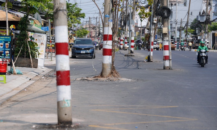 Lý do chưa di dời loạt cột điện nằm giữa dự án đường nghìn tỷ ở TP.HCM
