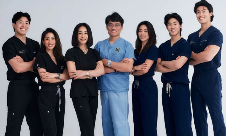 Gia đình có 7 bác sĩ gây sốt mạng xã hội