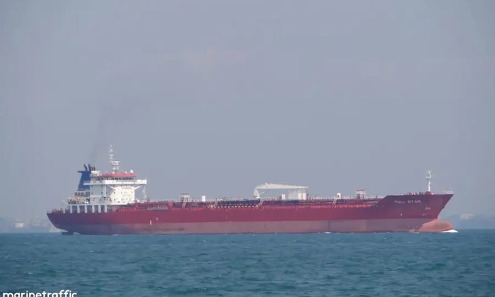 Tàu Trung Quốc đi qua eo biển Hormuz giữa hai làn kiểm soát của Mỹ - Iran 
