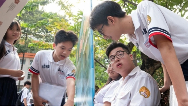 Bối rối với 'tiếng lóng', ngôn ngữ 'nửa Anh nửa Việt' của học sinh