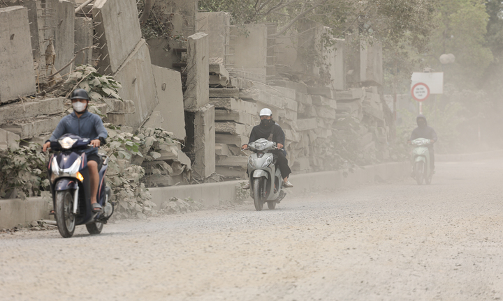 Người Hà Nội 'ngộp thở' giữa bụi mịt mù từ công trình xây dựng