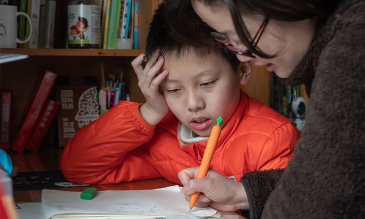 Quá stress khi dạy con làm bài tập, người mẹ bị xuất huyết não, mù tạm thời