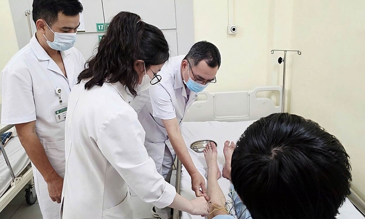 Ngồi khoanh chân khi học, nam sinh 19 tuổi bị liệt bàn chân