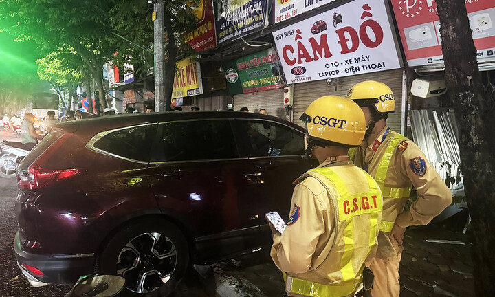 Tài xế vi phạm nồng độ cồn 'kịch khung', lái ô tô đâm vào hàng cầm đồ ở Hà Nội