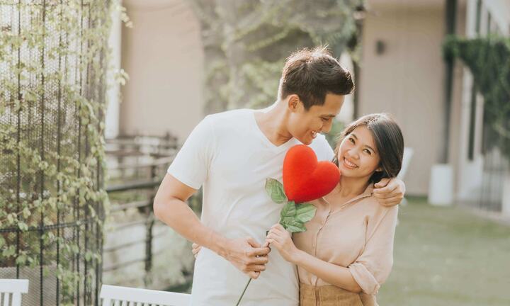 Bạn gái tự mua túi hiệu làm quà sinh nhật, tôi tự hào vì chọn đúng người