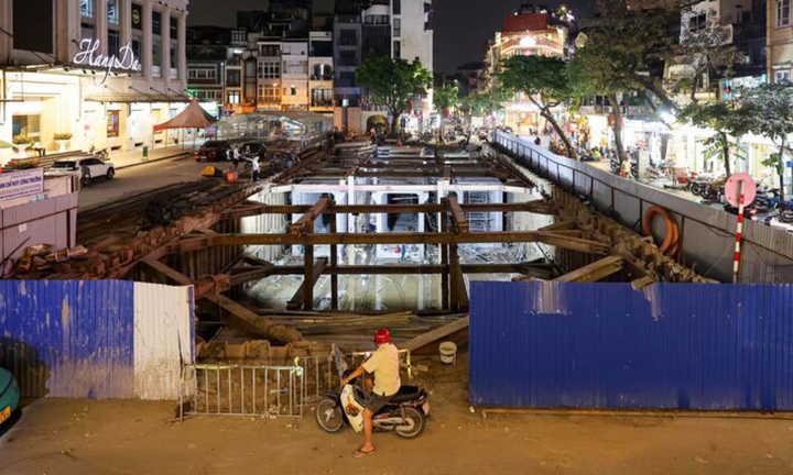 Xuyên đêm thi công loạt công trình chống ngập trong lòng phố cổ Hà Nội