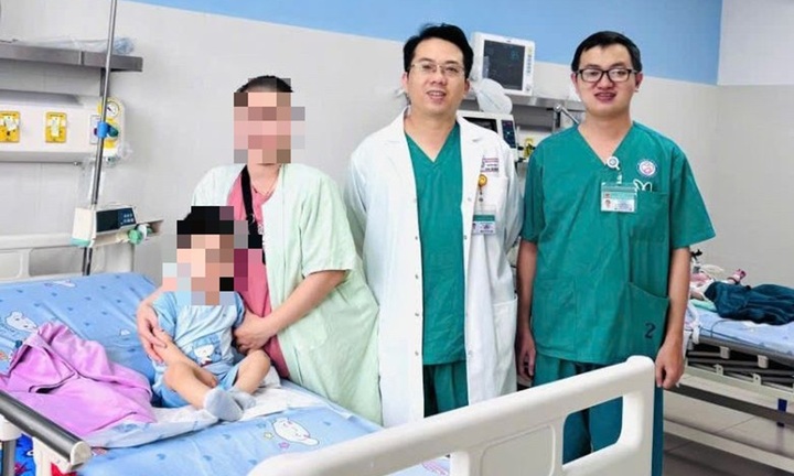 Bé 2 tuổi nguy kịch vì nuốt nhầm hóa chất từ đồ học của anh trai