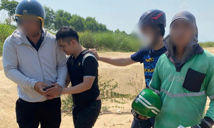 Mượn điện thoại của tài xế GrabBike rồi vờ đi vệ sinh để cướp