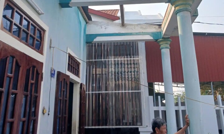 Lốc xoáy kèm mưa dông làm hư hại 13 nhà dân, hàng quán ở xã biên giới Quảng Trị